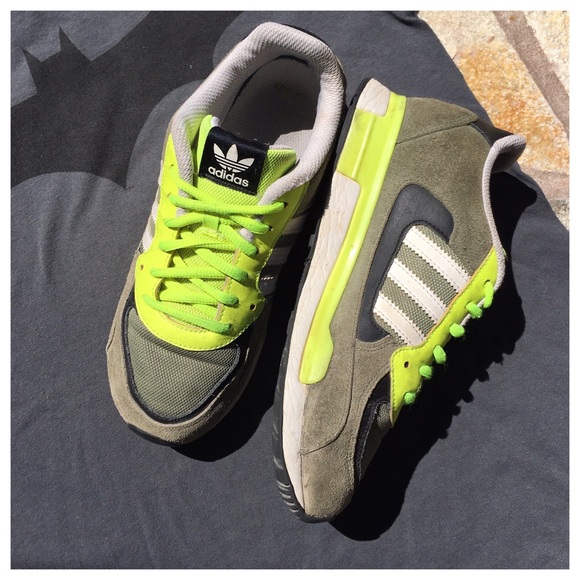 ADIDAS ARMY GREEN SNEAKERS GUC with box